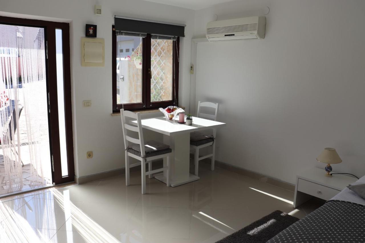 An Amazing Studio Apartment Premantura Exterior foto